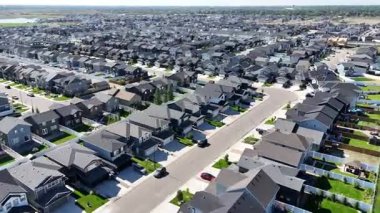 Sahne 4K hava görüntüsü Brightons yerleşim geliştirme ve kamu alanlarını gösteriyor.