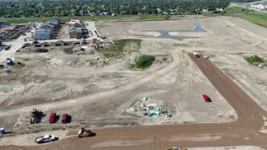 Saskatchewan, Saskatchewan 'daki modern bir banliyö bölgesi olan Brighton' ın 4K hava aracı klibi..