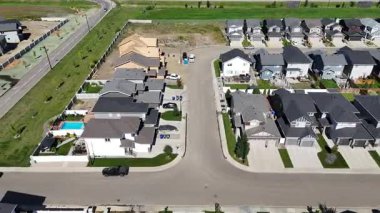 Brighton, Saskatoon 'ların evleri ve parkları olan banliyö mahallelerini gösteren 4K insansız hava aracı görüntüleri..