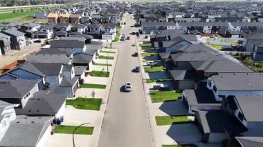 Brighton, Saskatoon 'ların evleri ve parkları olan banliyö mahallelerini gösteren 4K insansız hava aracı görüntüleri..