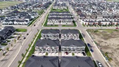 Saskatchewan, Saskatchewan 'daki modern bir banliyö bölgesi olan Brighton' ın 4K hava aracı klibi..