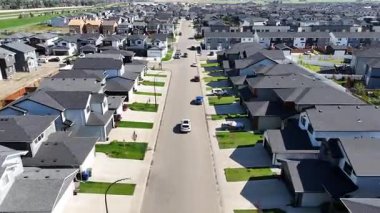Brighton, Saskatoon 'ların evleri ve parkları olan banliyö mahallelerini gösteren 4K insansız hava aracı görüntüleri..