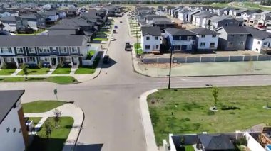 Sahne 4K hava görüntüsü Brightons yerleşim geliştirme ve kamu alanlarını gösteriyor.