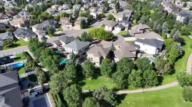 Saskatchewan, Saskatoon 'da bir yerleşim yeri olan Arbor Creek' in 4K hava aracı videosu..