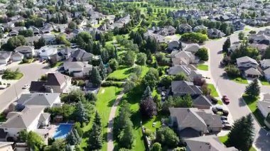 Saskatchewan, Saskatoon 'da bir yerleşim yeri olan Arbor Creek' in 4K hava aracı videosu..