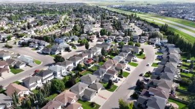 4K hava görüntüleri Saskatoon 'daki Arbor Creek' in evleri, sokakları ve yeşil alanlarını gösteriyor..