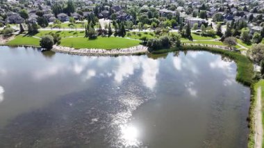 4K hava görüntüleri Saskatoon 'daki Arbor Creek' in evleri, sokakları ve yeşil alanlarını gösteriyor..