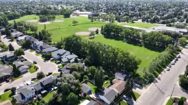 Arbor Creek evleri, parklar ve banliyö planlarını vurgulayan pürüzsüz 4K hava aracı klibi