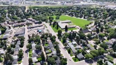 Saskatchewan Saskatoon 'da bir yerleşim yeri olan Avalon' un güzel 4K hava aracı görüntüleri..