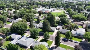 Saskatchewan Saskatoon 'da bir yerleşim yeri olan Avalon' un güzel 4K hava aracı görüntüleri..