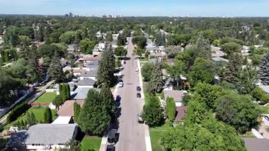 Saskatchewan Saskatoon 'da bir yerleşim yeri olan Avalon' un güzel 4K hava aracı görüntüleri..