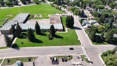 Saskatchewan Saskatoon 'da bir yerleşim yeri olan Avalon' un güzel 4K hava aracı görüntüleri..