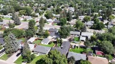 Sahne 4K İHA videosu Avalon, Saskatoon 'daki evleri, parkları ve sokakları gösteriyor.