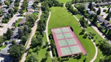 College Park East 'teki Pürüzsüz 4K hava görüntüleme evleri, sokaklar ve parklar.