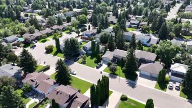 Saskatoon 'da bir yerleşim yeri olan College Park East' in 4K hava aracı görüntüleri..