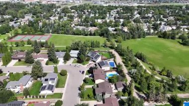 Saskatoon 'da bir yerleşim yeri olan College Park East' in 4K hava aracı görüntüleri..