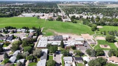Saskatoon 'da bir yerleşim yeri olan College Park East' in 4K hava aracı görüntüleri..