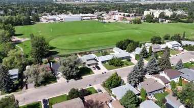 Saskatoon 'da bir yerleşim yeri olan College Park East' in 4K hava aracı görüntüleri..