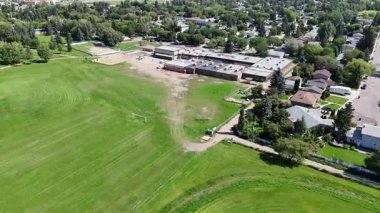 College Park East 'teki Pürüzsüz 4K hava görüntüleme evleri, sokaklar ve parklar.