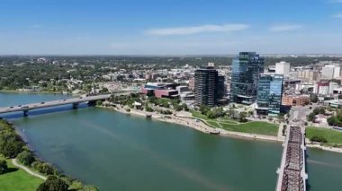 Saskatchewan Nehri 'nin geniş görüşlü görüntüleriyle Saskatoon şehir merkezinin 4K hava aracı görüntüleri..
