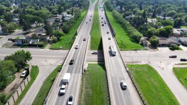 Saskatoon 'daki Circle Drive Otoyolu' nun 4K hava aracı görüntüleri yoğun trafik ve şehir altyapısını gösteriyor..