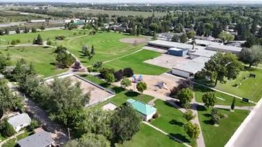 Saskatoon 'da bir yerleşim yeri olan Greystone Heights' ın güzel 4K hava aracı görüntüleri..