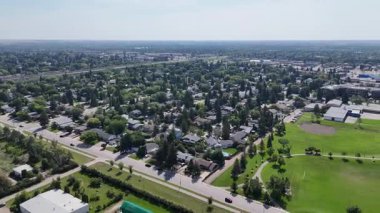 Saskatoon 'da bir yerleşim yeri olan Greystone Heights' ın güzel 4K hava aracı görüntüleri..
