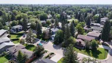 Sahne 4K hava videosu Saskatoon 'daki Greystone Tepeleri' nin evleri, sokakları ve parklarını vurguluyor.