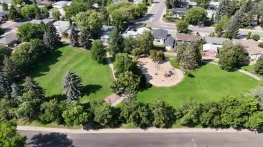 Saskatoon 'da bir yerleşim yeri olan Greystone Heights' ın güzel 4K hava aracı görüntüleri..