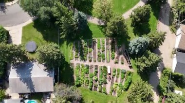 Saskatoon 'da bir banliyö mahallesi olan Greystone Heights' ı gösteren yüksek çözünürlüklü 4K drone görüntüleri..