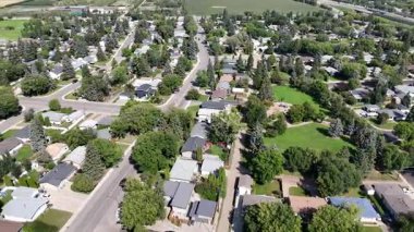 Saskatoon 'da bir yerleşim yeri olan Greystone Heights' ın güzel 4K hava aracı görüntüleri..