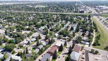 Sahne 4K hava videosu Saskatoon 'daki Greystone Tepeleri' nin evleri, sokakları ve parklarını vurguluyor.