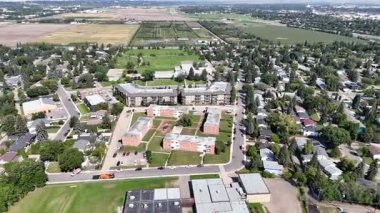 Saskatoon 'da bir yerleşim yeri olan Greystone Heights' ın güzel 4K hava aracı görüntüleri..