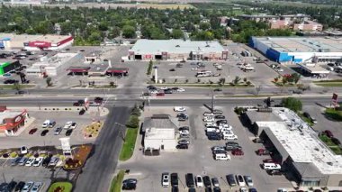 Saskatoon 'da bir banliyö mahallesi olan Greystone Heights' ı gösteren yüksek çözünürlüklü 4K drone görüntüleri..