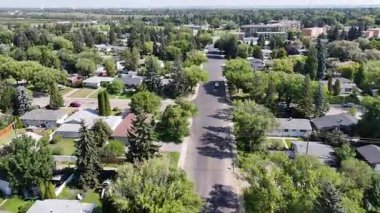Saskatoon 'da bir yerleşim yeri olan Greystone Heights' ın güzel 4K hava aracı görüntüleri..