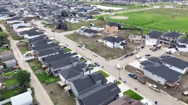 Saskatoon 'daki modern bir banliyö mahallesi olan Kensington' ın 4K 'lık insansız hava aracı görüntüleri..