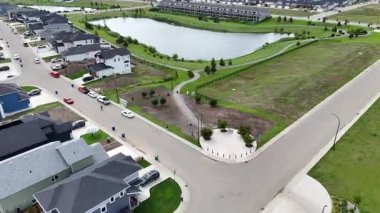 Saskatoon 'daki modern bir banliyö mahallesi olan Kensington' ın 4K 'lık insansız hava aracı görüntüleri..