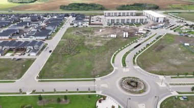 Sahne 4K İHA videosu Saskatoon 'daki evleri, parkları ve Kensington' ın planlarını gösteriyor..