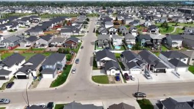Sahne 4K İHA videosu Saskatoon 'daki evleri, parkları ve Kensington' ın planlarını gösteriyor..
