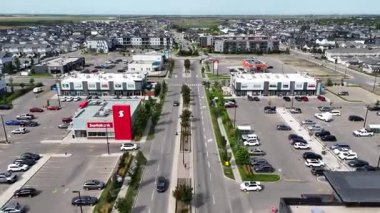 Saskatoon 'da büyüyen bir banliyö topluluğu olan Kensington' ın 4K hava klibi.