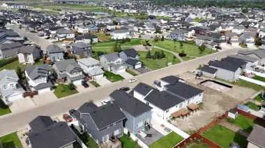 Saskatoon 'daki modern bir banliyö mahallesi olan Kensington' ın 4K 'lık insansız hava aracı görüntüleri..
