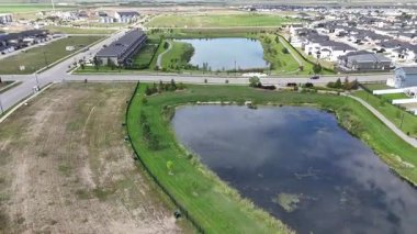 Saskatoon 'da büyüyen bir banliyö topluluğu olan Kensington' ın 4K hava klibi.