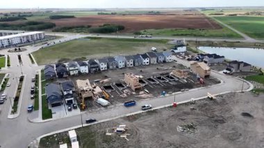 Sahne 4K İHA videosu Saskatoon 'daki evleri, parkları ve Kensington' ın planlarını gösteriyor..