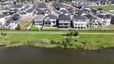 Saskatoon 'daki modern bir banliyö mahallesi olan Kensington' ın 4K 'lık insansız hava aracı görüntüleri..