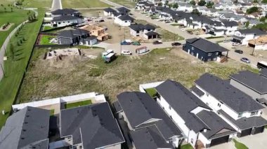 Sahne 4K İHA videosu Saskatoon 'daki evleri, parkları ve Kensington' ın planlarını gösteriyor..