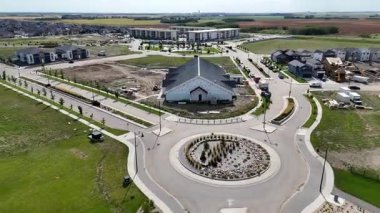 Saskatoon 'daki modern bir banliyö mahallesi olan Kensington' ın 4K 'lık insansız hava aracı görüntüleri..