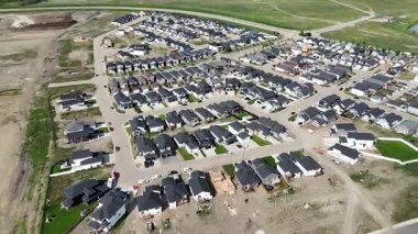 Saskatoon 'daki modern bir banliyö mahallesi olan Kensington' ın 4K 'lık insansız hava aracı görüntüleri..