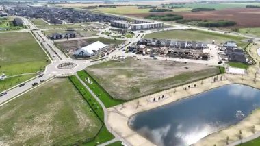 Sahne 4K İHA videosu Saskatoon 'daki evleri, parkları ve Kensington' ın planlarını gösteriyor..