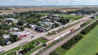 Pürüzsüz 4K İHA görüntüleri Osler kasabasını yakalıyor..