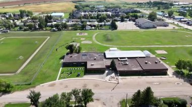 Kanada 'nın Saskatchewan kentindeki küçük bir çayır kasabası olan Osler' in 4K 'lık insansız hava aracı görüntüleri..